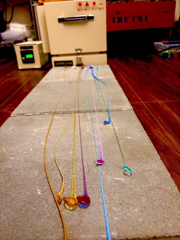 棚板の上に伸ばした色とりどりのストリンガー